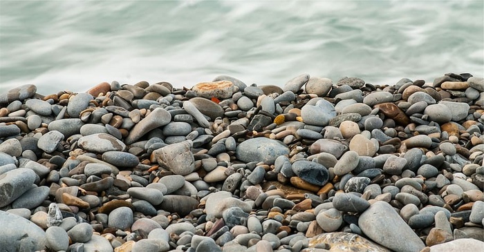 海浪附近海岸卵石的景深摄影