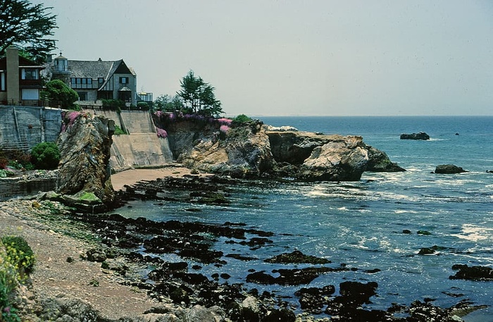 海岸线和海滨别墅的景观