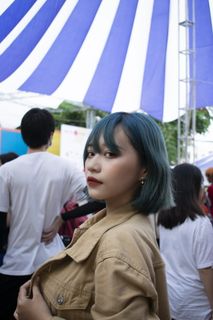 女子侧摆姿势的照片