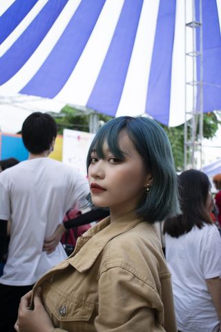 女子侧摆姿势的照片