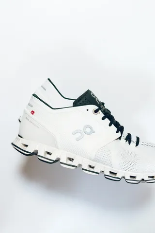 未配对的黑白篮球鞋