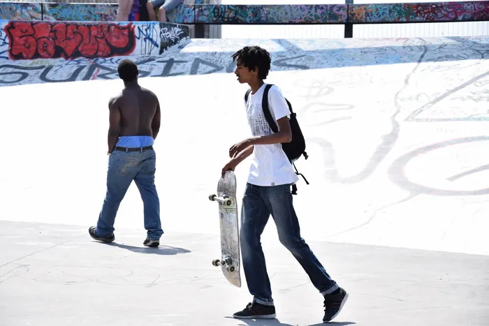 比利时，布鲁塞尔，skatepark place de la chapelle，全长，真人，休闲活动，双人，阳光
