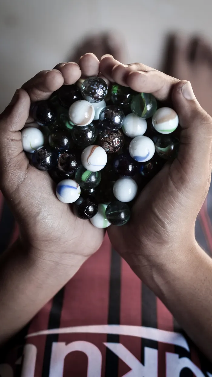 人的手，手，人体部分，一个人，拿着，真人，特写，室内