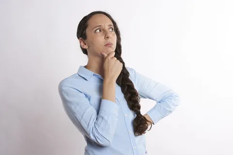 女士,穿着,蓝色,纽扣,衣领,长袖,衬衫,思考 女士,穿着,蓝色,纽扣,衣领,长袖,衬衫,思考