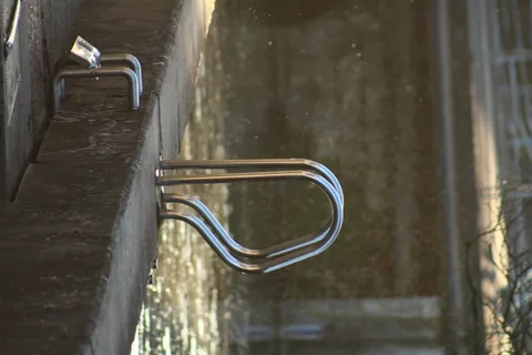 白天使用灰色不锈钢泳池把手 白天使用灰色不锈钢泳池把手