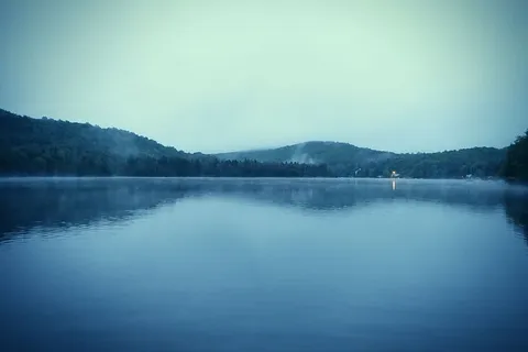 湖、水、自然、森林、树木、山脉、丘陵、天空 湖、水、自然、森林、树木、山脉、丘陵、天空