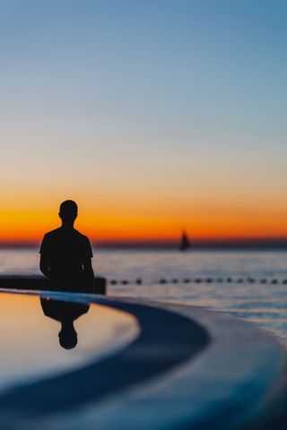 那人正在海边看日落