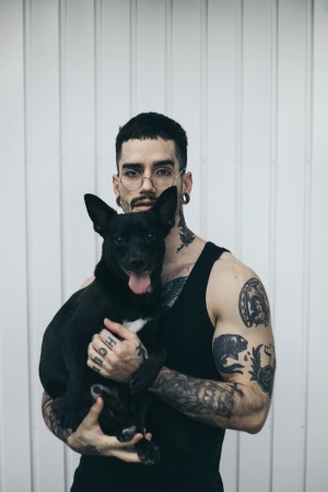带狗的男人