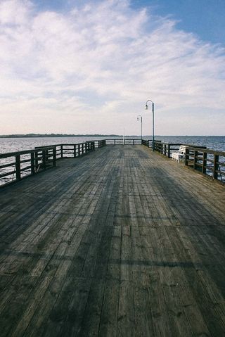 湖边的大木码头