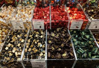 美国，芝加哥，北桥120-124号街区的商店，糖果，丰盛，大型物品，待售，零售