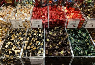 美国，芝加哥，北桥120-124号街区的商店，糖果，丰盛，大型物品，待售，零售