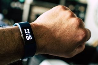 黑色活动跟踪器手表读数12:00