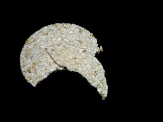 大米，大米饼干，流行大米，食品，白色，黑色，摄影棚拍摄，黑色背景