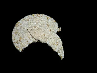 大米，大米饼干，流行大米，食品，白色，黑色，摄影棚拍摄，黑色背景