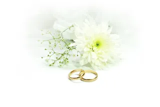 对, 金色订婚戒指, 旁边, 白, 鲜花, 婚礼, 戒指, 结婚