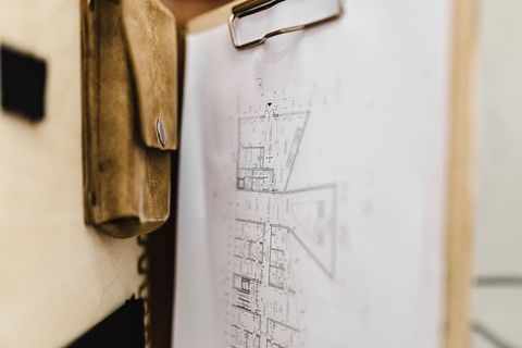 优雅皮包中的建筑设计图