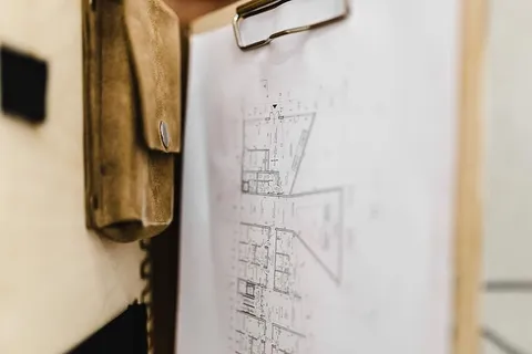 优雅皮包中的建筑设计图