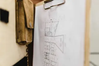 优雅皮包中的建筑设计图