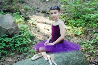 女孩，紫色，芭蕾舞裙，坐着，白天，芭蕾舞，芭蕾舞演员，芭蕾舞团