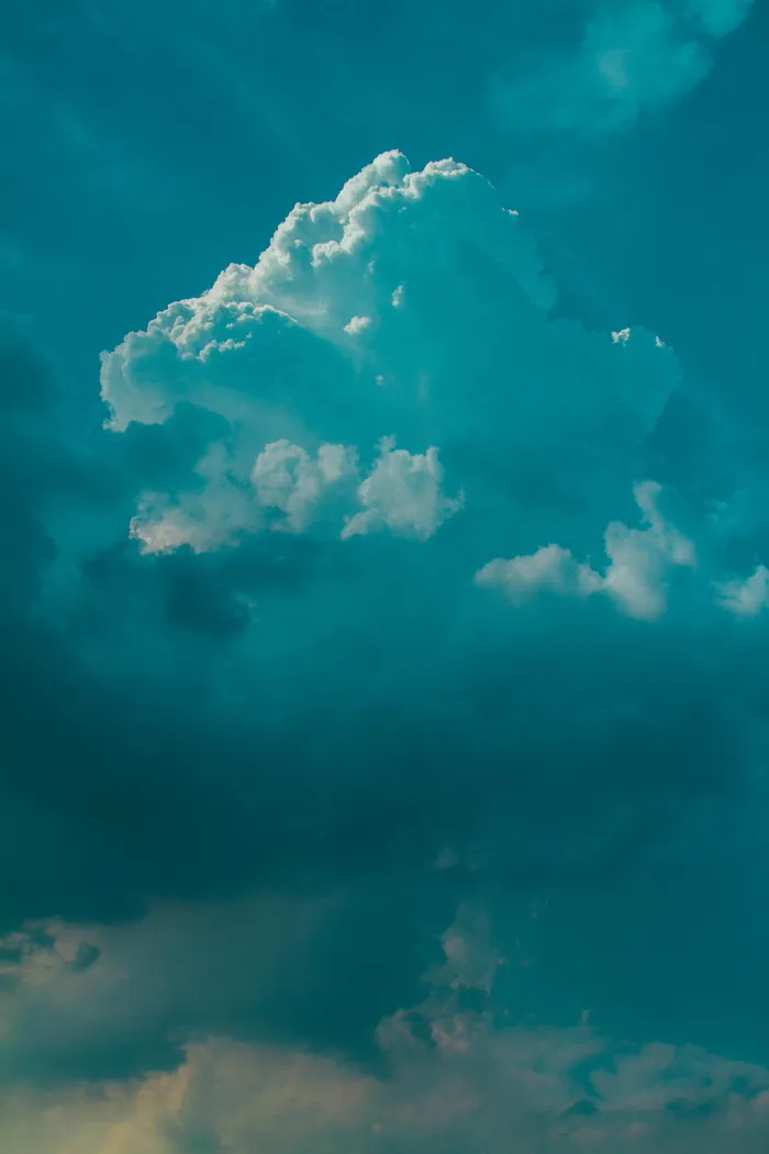 多云天空的航空摄影
