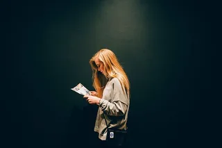 女士，穿着，灰色，长袖，衬衫，成人，深色，时尚