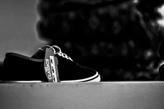 鞋子，特写，聚焦前景，身体部位，一个人，身体部位，时尚，生活方式