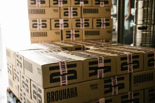 棕色标签的盒子很多