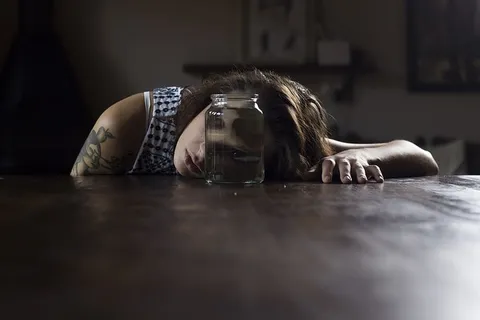 桌子上的透明玻璃罐 桌子上的透明玻璃罐