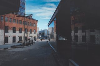 白色和棕色混凝土建筑