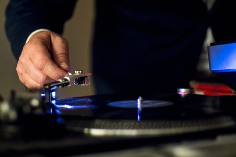 浅焦摄影中手持乙烯播放器的人