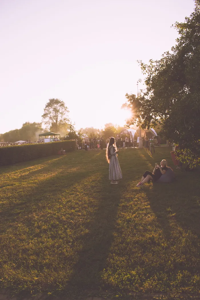 站在前面的女人 女人坐在树旁的豆袋椅上