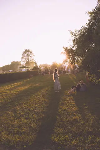 站在前面的女人 女人坐在树旁的豆袋椅上