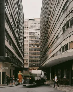 建筑物附近卡车照片