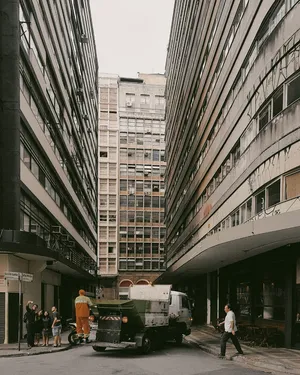 建筑物附近卡车照片