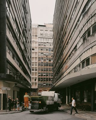 建筑物附近卡车照片