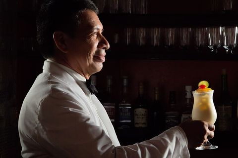 拿着装满饮料的杯子的男人