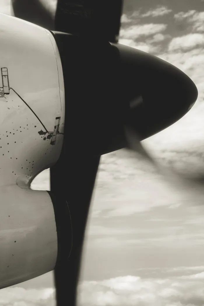 飞机螺旋桨的灰度照片