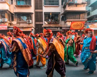 人们穿着传统服装的照片