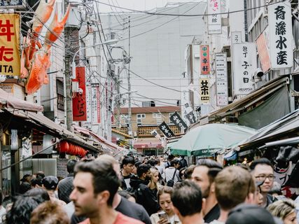 大楼附近的一群人