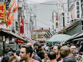 大楼附近的一群人