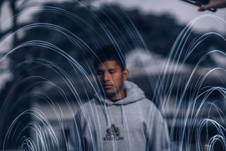 穿灰色套头衫的男子