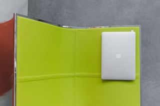 在石灰椅上的笔记本电脑上俯瞰