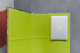 在石灰椅上的笔记本电脑上俯瞰