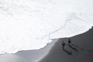 海滩上有两个人