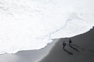 海滩上有两个人