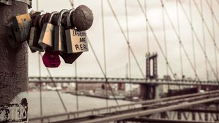 灰色支架上的挂锁