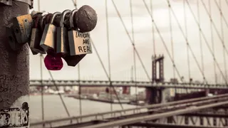 灰色支架上的挂锁