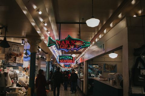 大楼内的人在灯光下