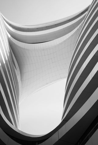 白色高层建筑，楼梯，建筑，建筑，办公楼，城市，城镇，城市