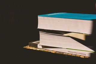 黑色背景上叠着的书